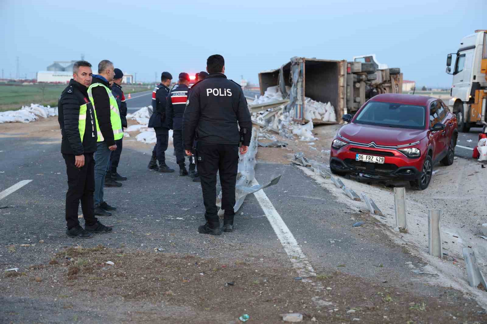 Tır refüje devrildi, yardım etmek için duran araca başka araç çarptı: 6 yaralı
