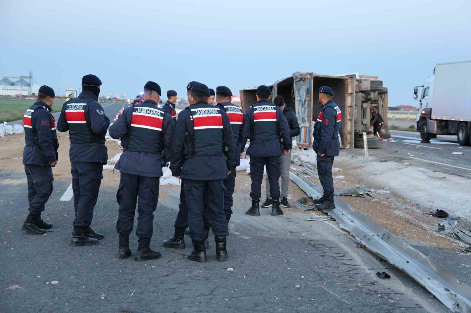 Tır refüje devrildi, yardım etmek için duran araca başka araç çarptı: 6 yaralı
