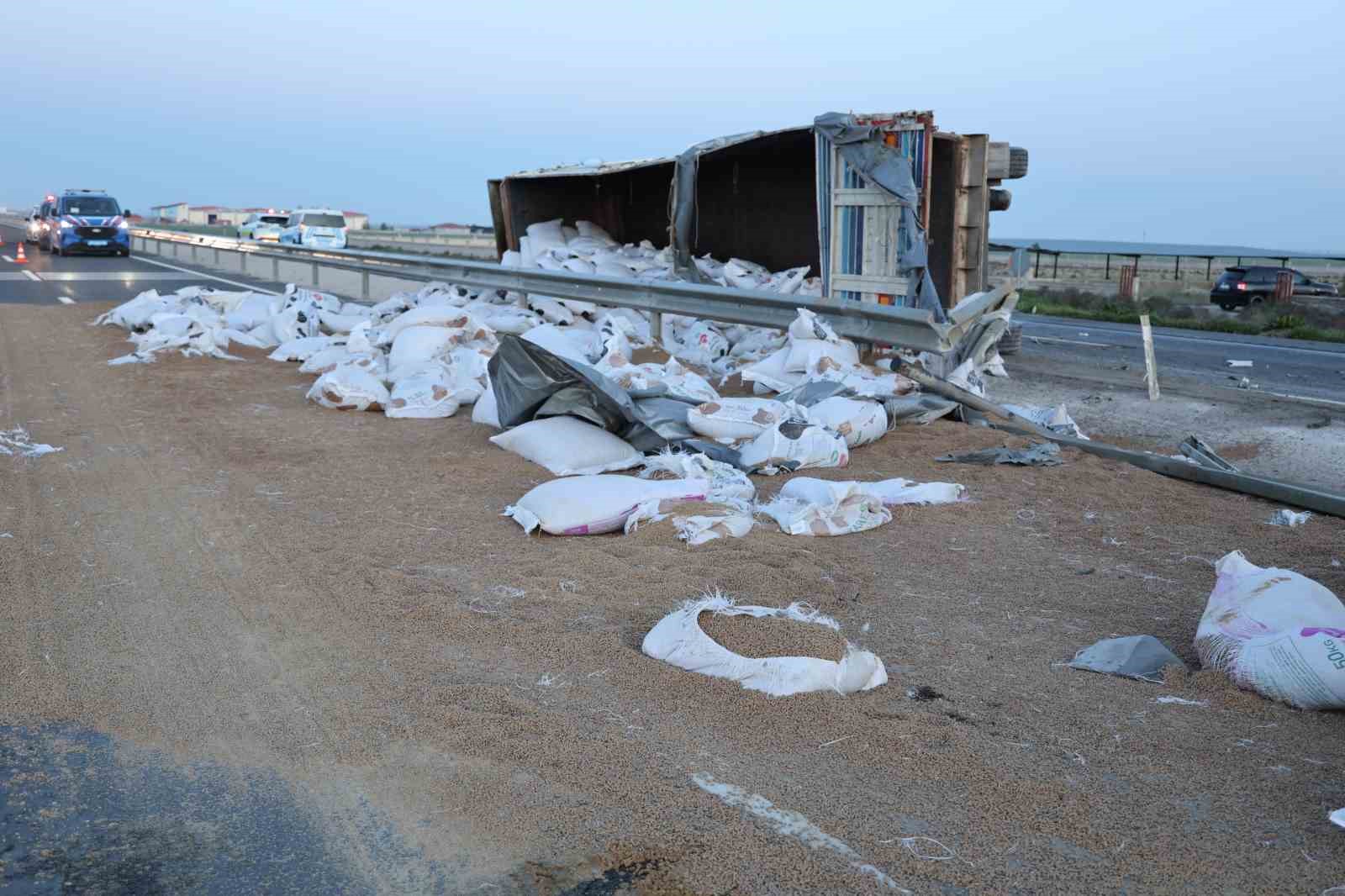 Tır refüje devrildi, yardım etmek için duran araca başka araç çarptı: 6 yaralı

