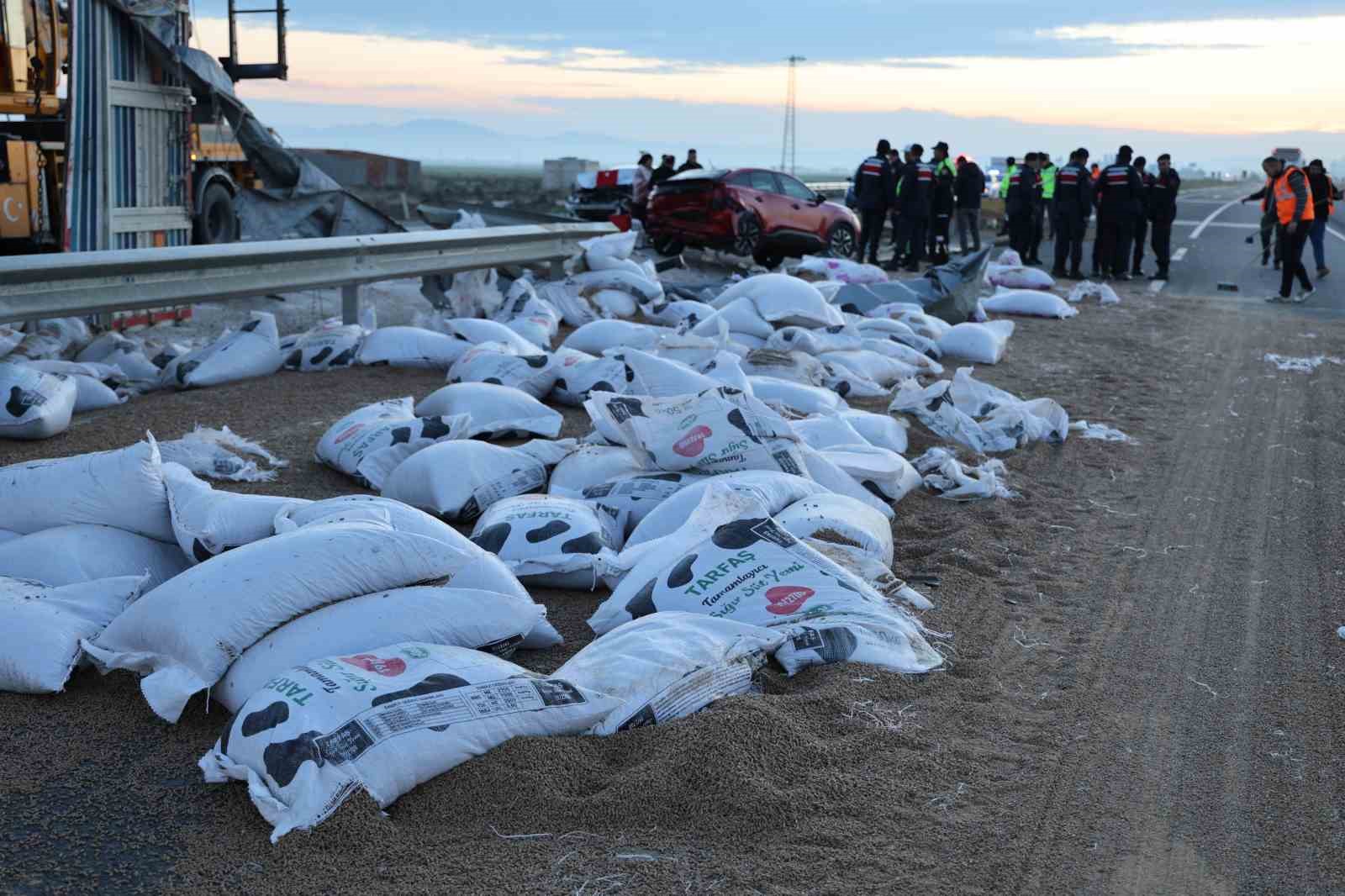 Tır refüje devrildi, yardım etmek için duran araca başka araç çarptı: 6 yaralı
