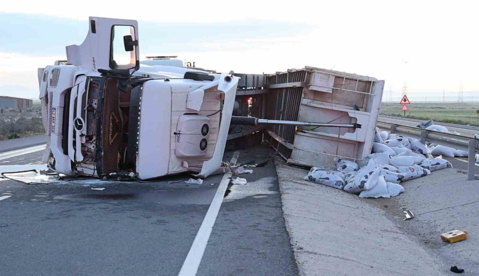 Tır refüje devrildi, yardım etmek için duran araca başka araç çarptı: 6 yaralı
