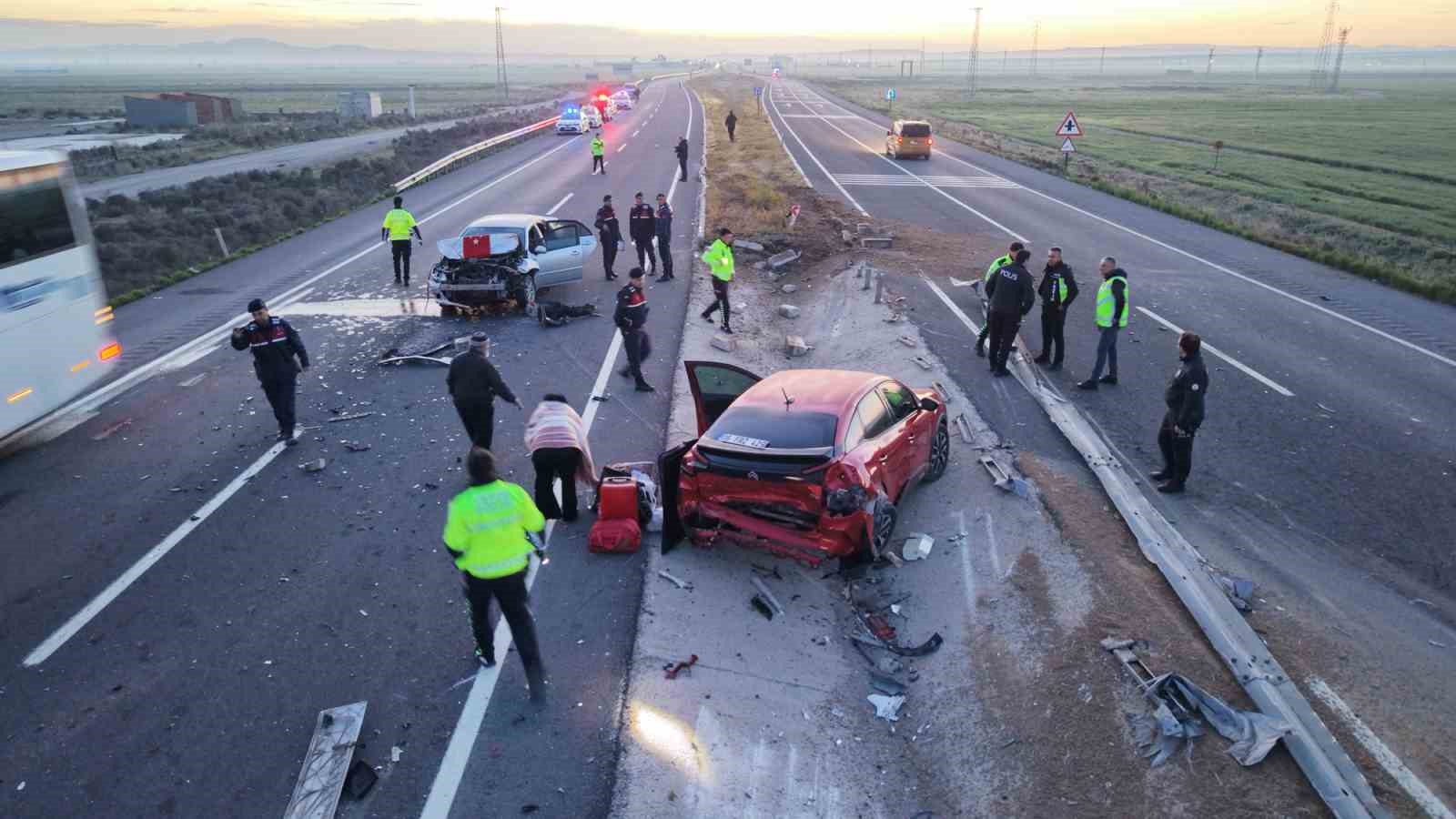 Tır refüje devrildi, yardım etmek için duran araca başka araç çarptı: 6 yaralı

