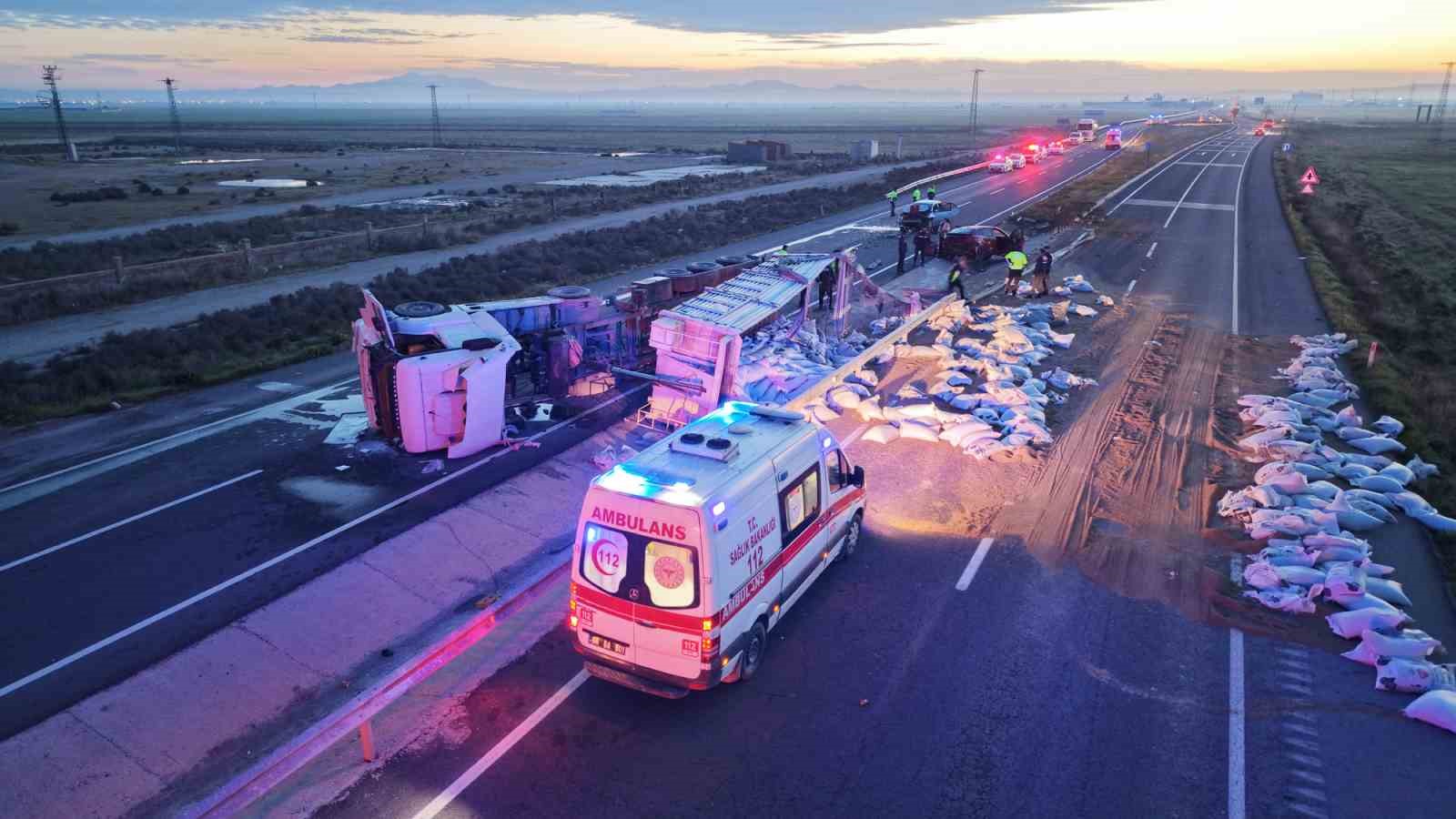 Tır refüje devrildi, yardım etmek için duran araca başka araç çarptı: 6 yaralı
