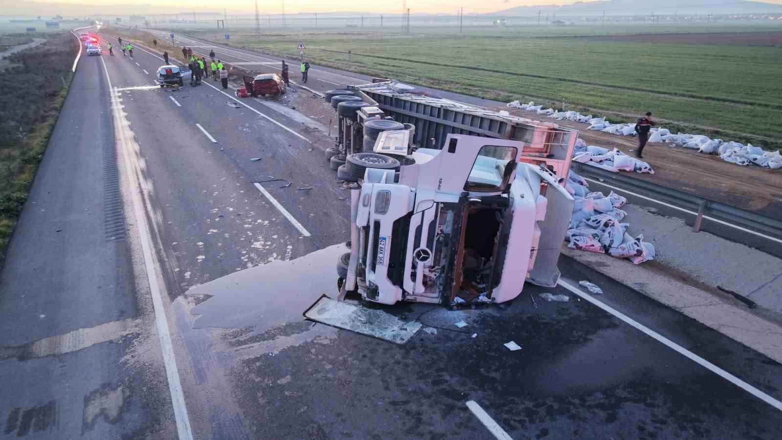 Tır refüje devrildi, yardım etmek için duran araca başka araç çarptı: 6 yaralı
