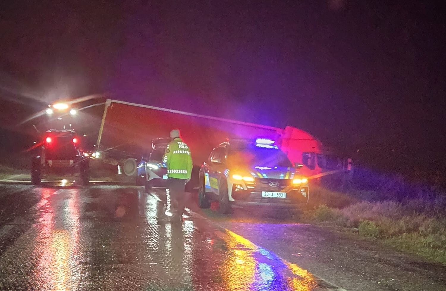 Tır şarampole uçtu
