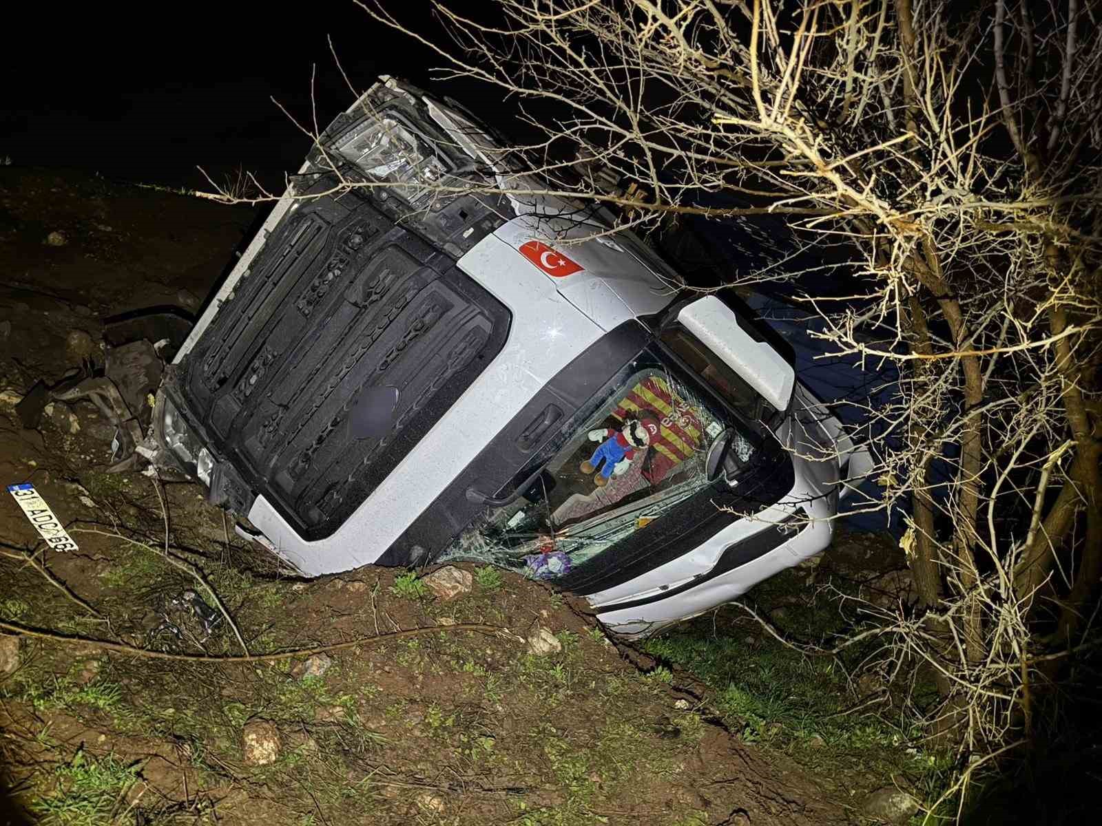 Tır şarampole yuvarlandı, sürücü yaralandı
