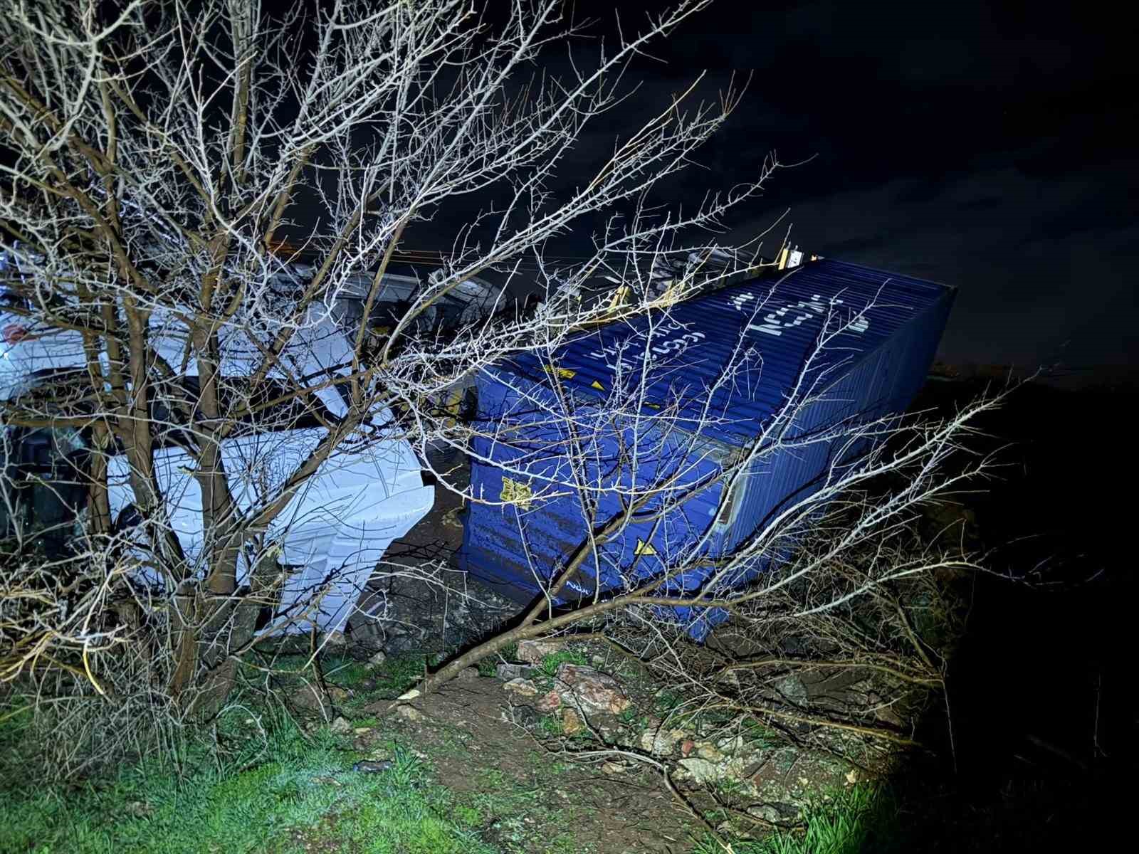 Tır şarampole yuvarlandı, sürücü yaralandı
