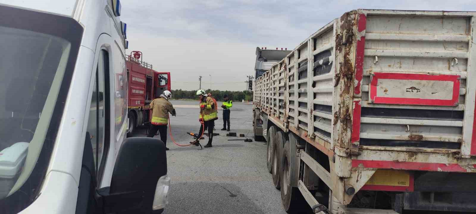Tır şoförü, kendi tırını tamir ettiği esnada aracın hareket etmesiyle ezilerek can verdi
