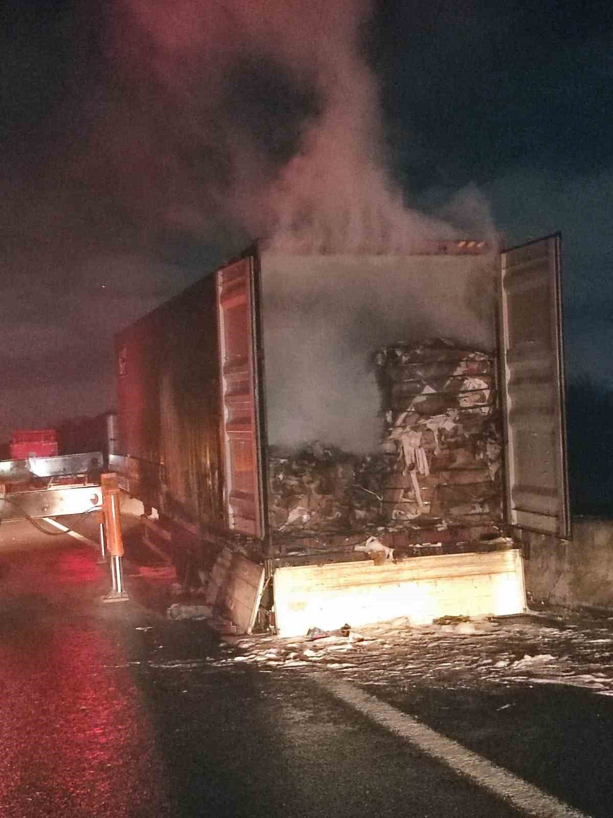 Tır üzerindeki konteyner alev alev yandı
