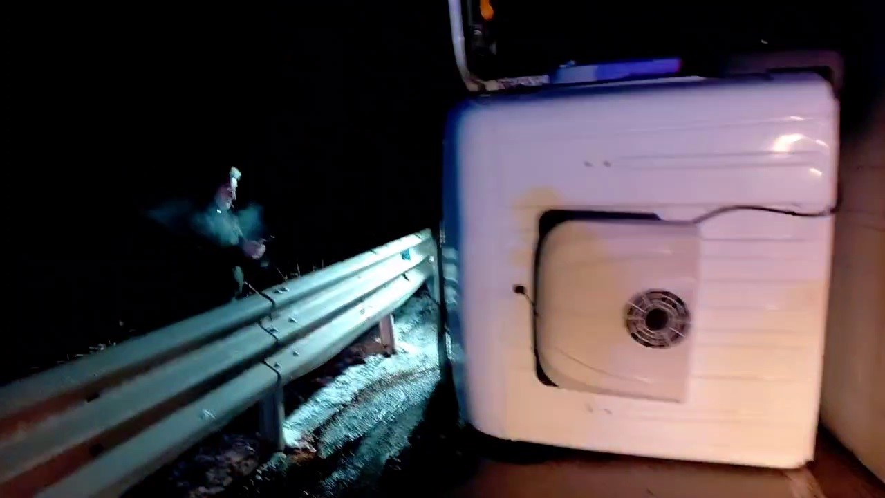 Tır yan yattı, yol trafiğe kapandı: 1 yaralı
