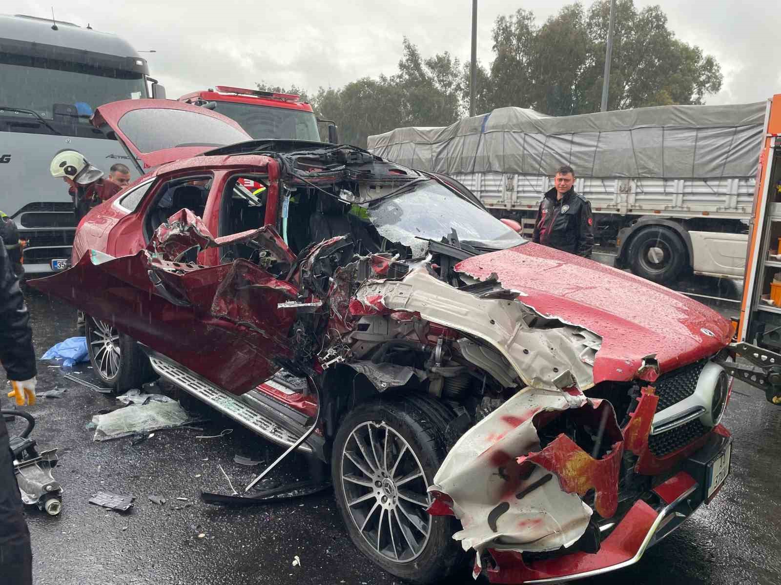 Tıra arkadan çarpan lüks otomobil hurdaya döndü: 2 yaralı
