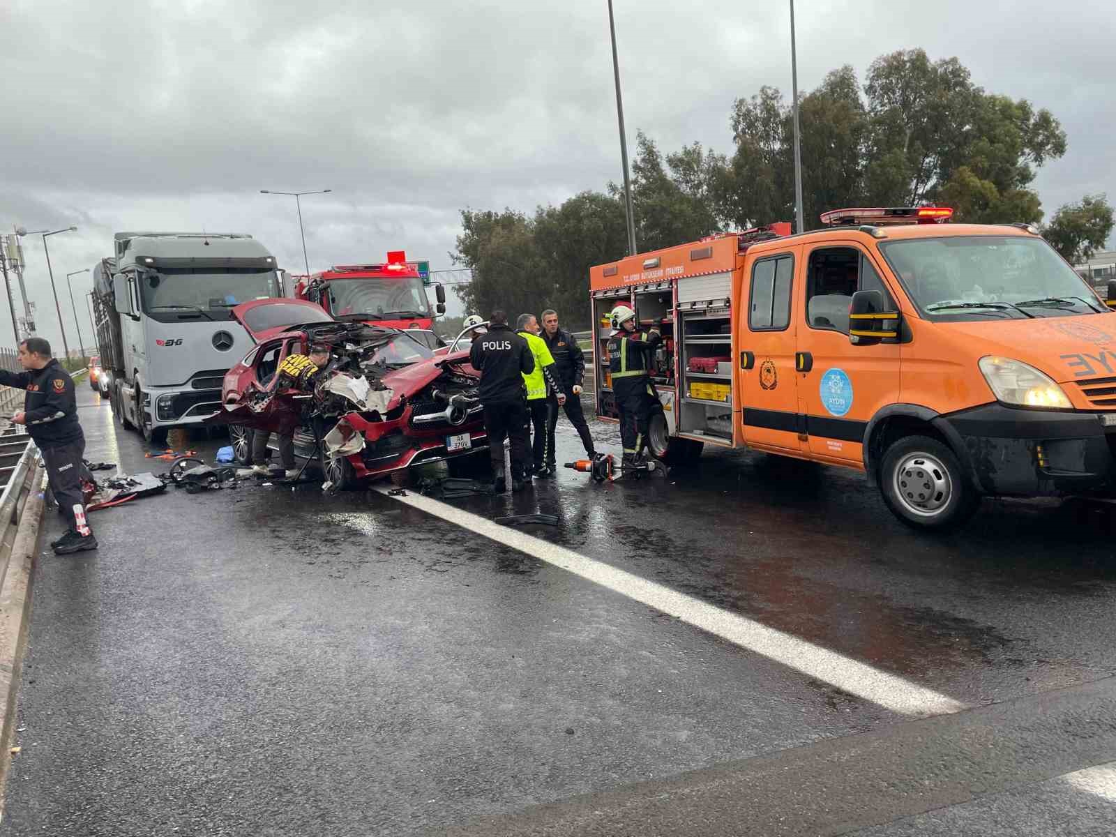 Tıra arkadan çarpan lüks otomobil hurdaya döndü: 2 yaralı
