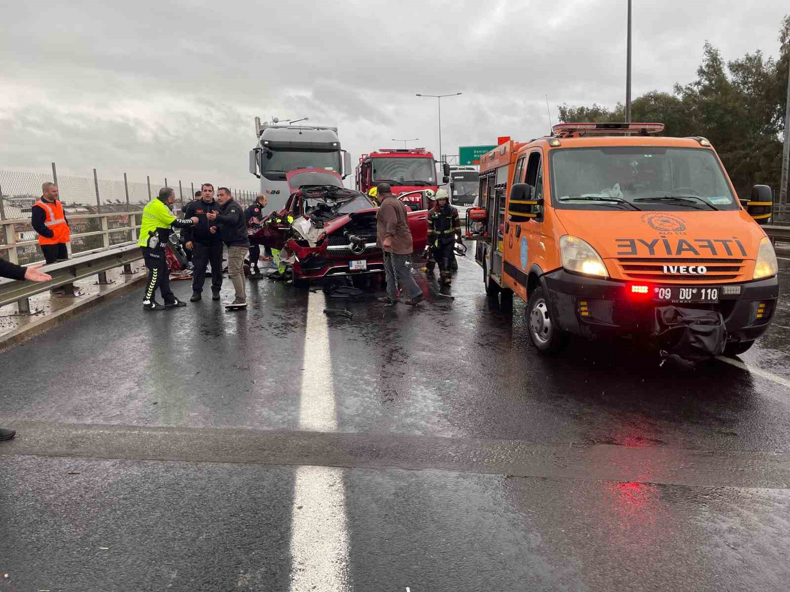 Tıra arkadan çarpan lüks otomobil hurdaya döndü: 2 yaralı
