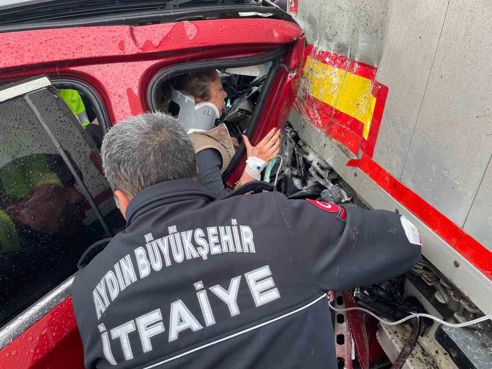 Tıra arkadan çarpan lüks otomobil hurdaya döndü: 2 yaralı
