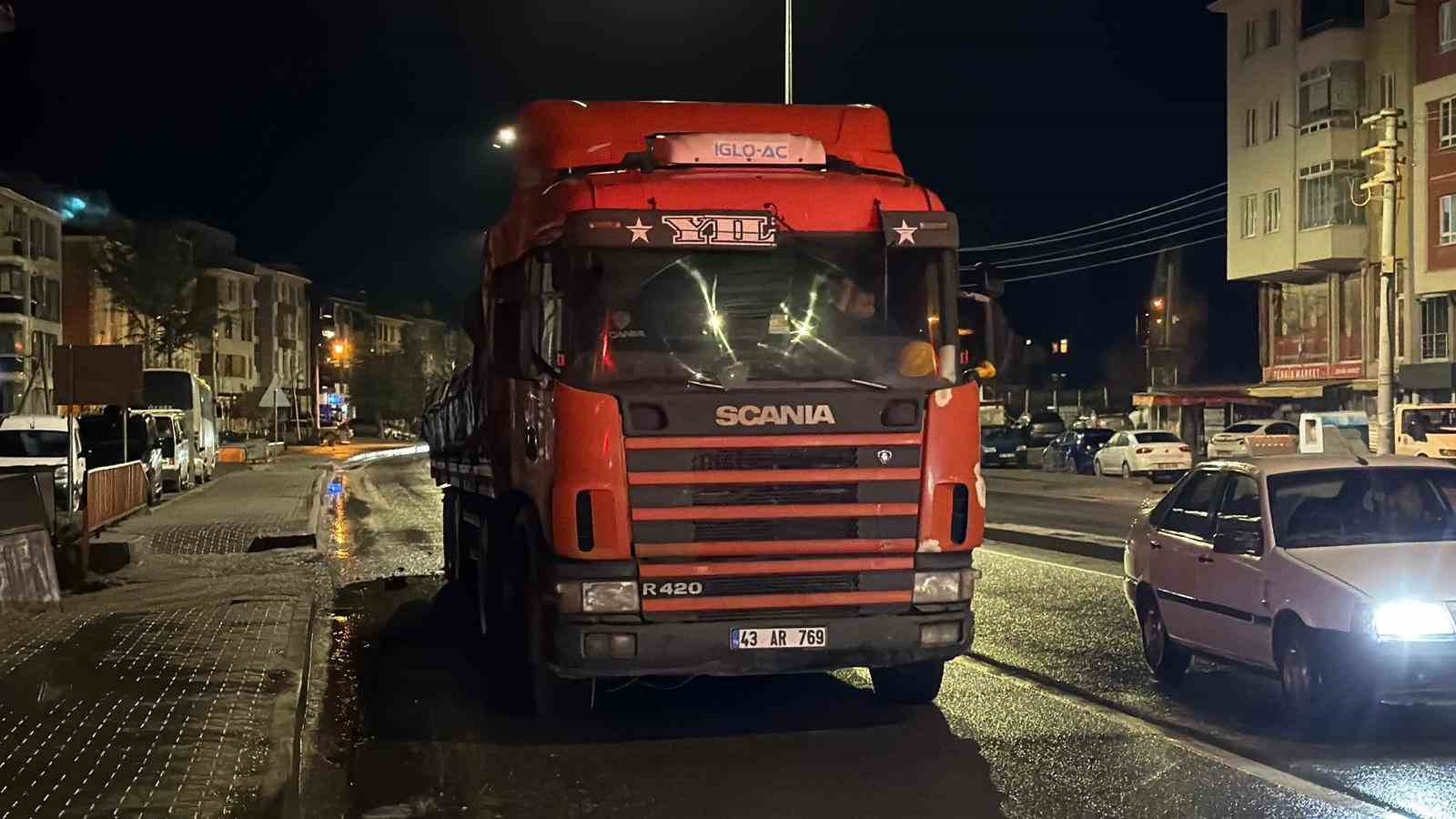 Tıra arkadan çarpan otomobilin sürücüsü yaralandı
