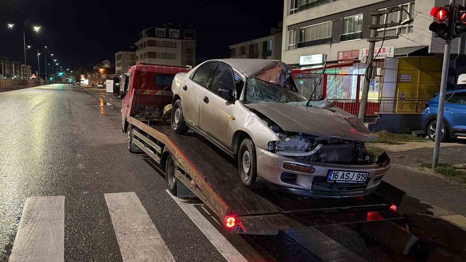 Tıra arkadan çarpan otomobilin sürücüsü yaralandı
