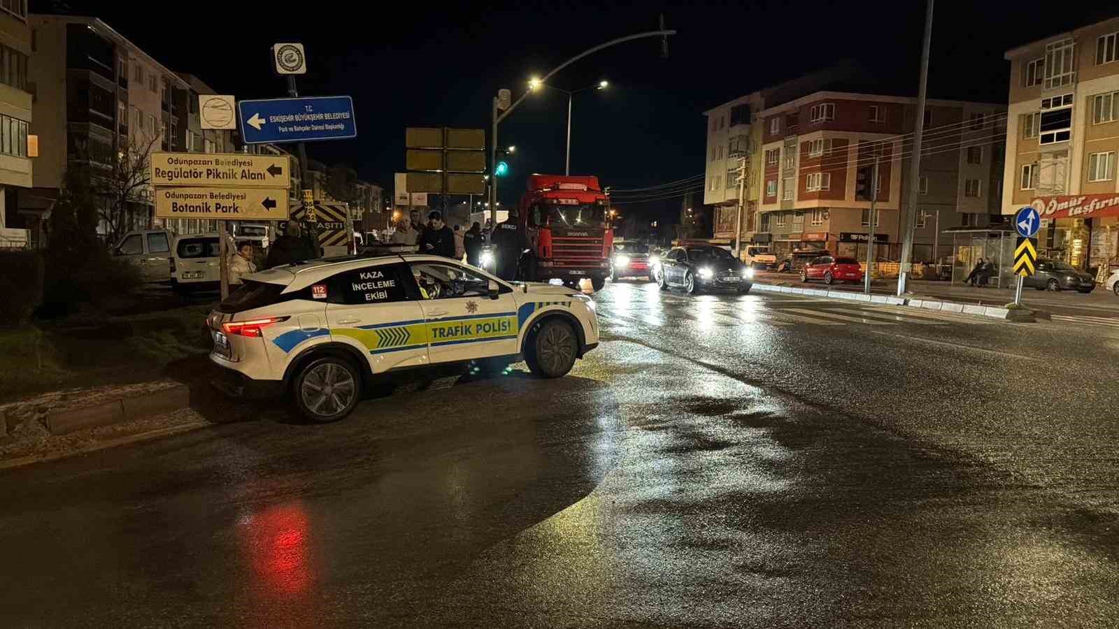 Tıra arkadan çarpan otomobilin sürücüsü yaralandı
