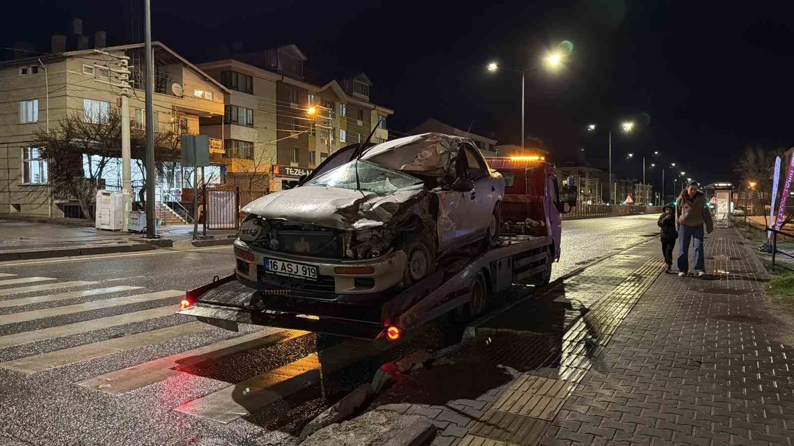 Tıra arkadan çarpan otomobilin sürücüsü yaralandı

