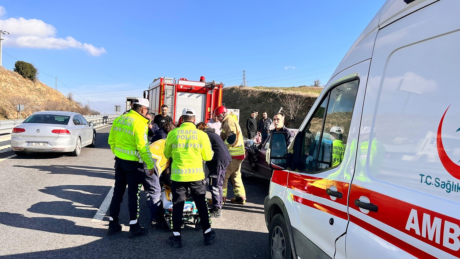 Tıra çarpan otomobil hurdaya döndü: Sürücü şans eseri kurtuldu
