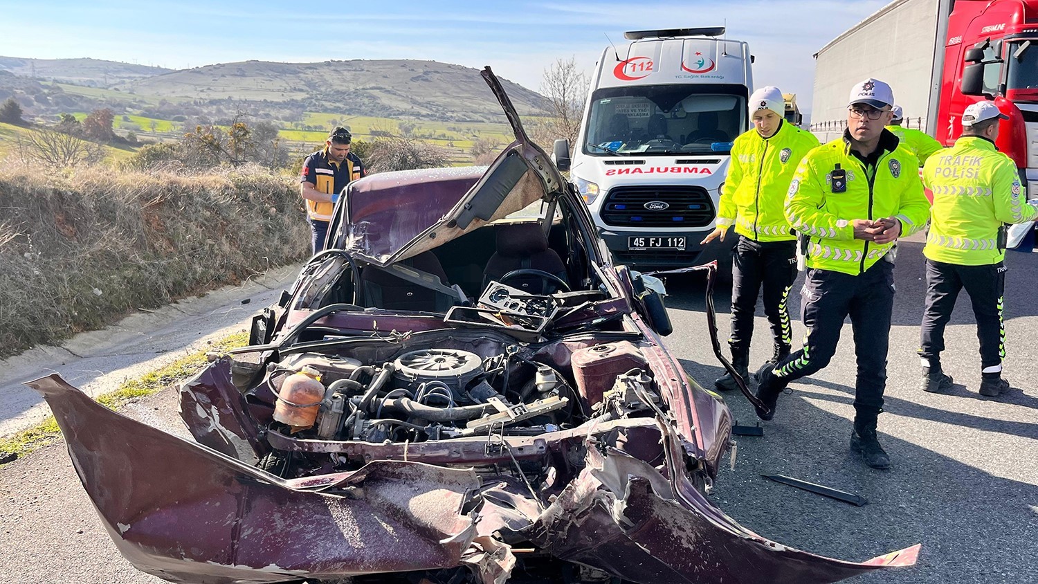 Tıra çarpan otomobil hurdaya döndü: Sürücü şans eseri kurtuldu
