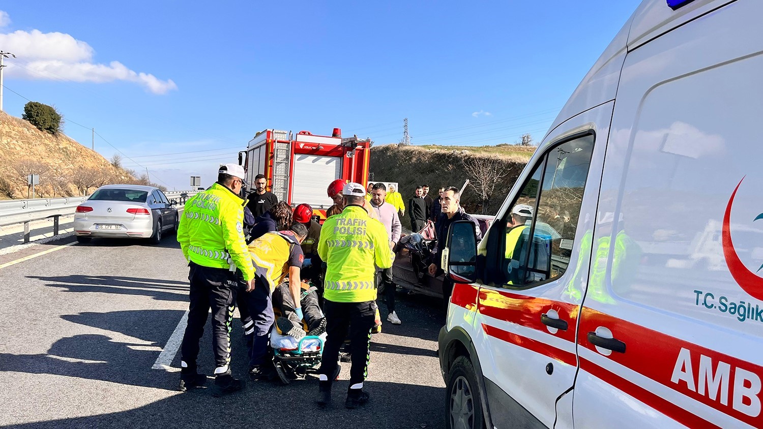 Tıra çarpan otomobil hurdaya döndü: Sürücü şans eseri kurtuldu
