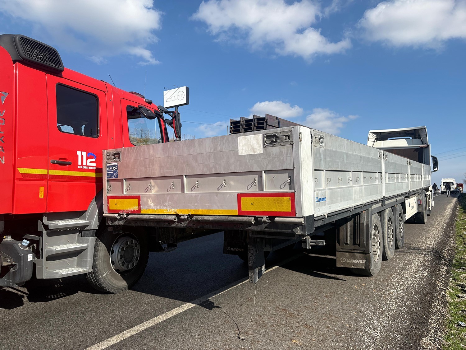 Tıra çarpan otomobil hurdaya döndü: Sürücü şans eseri kurtuldu
