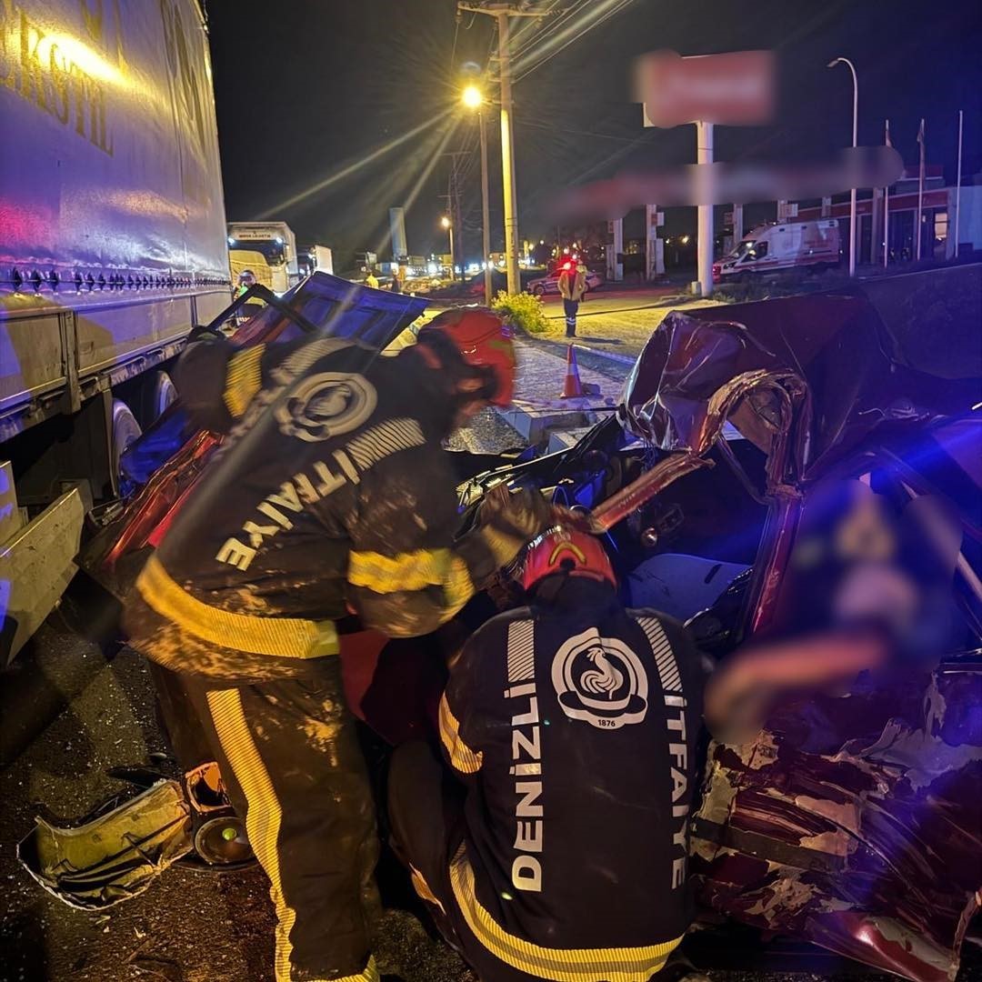 Tıra yandan çarpan otomobilde 1 kişi öldü, 1 kişi ağır yaralandı
