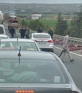 Tırda yüklü olan profil demirler yola savruldu, arkadaki araç zarar gördü
