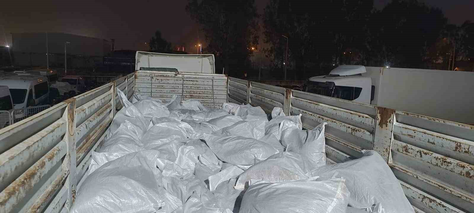 Tırdan 4 ton kaçak tütün ele geçirildi
