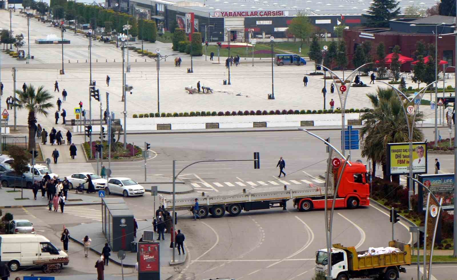Tırdan trafiği tehlikeye düşüren hareket
