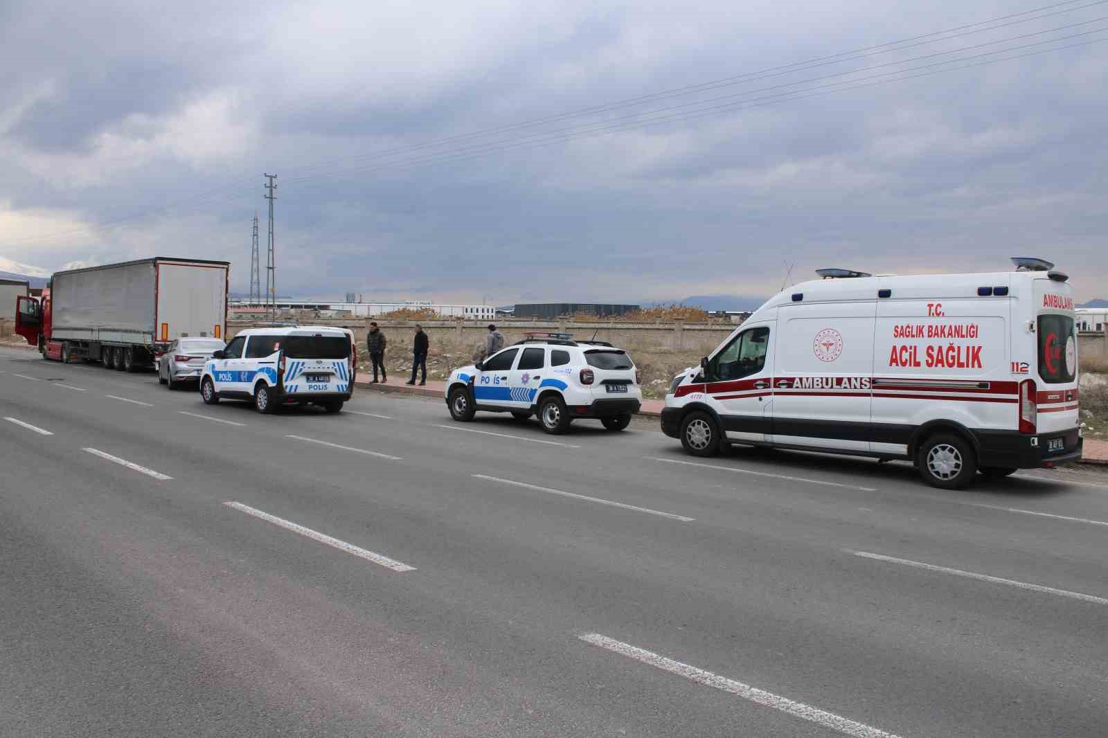 Tırın altında ölü bulundu
