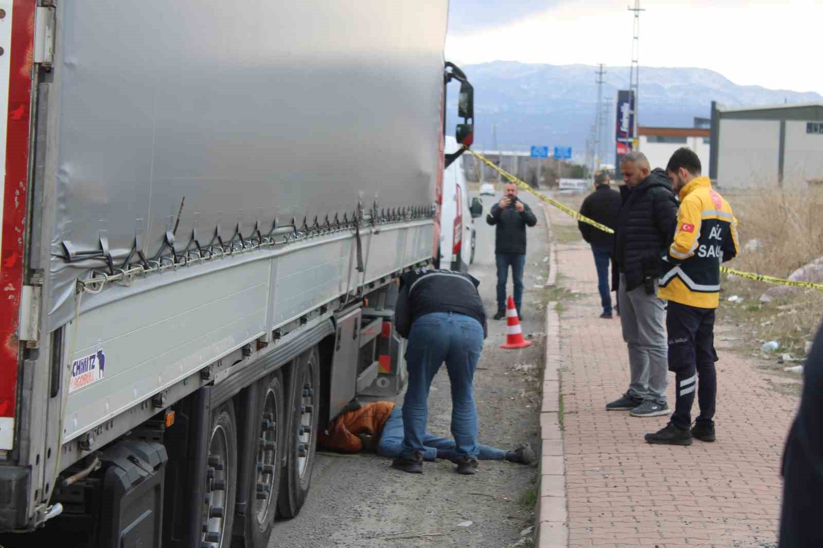 Tırın altında ölü bulundu
