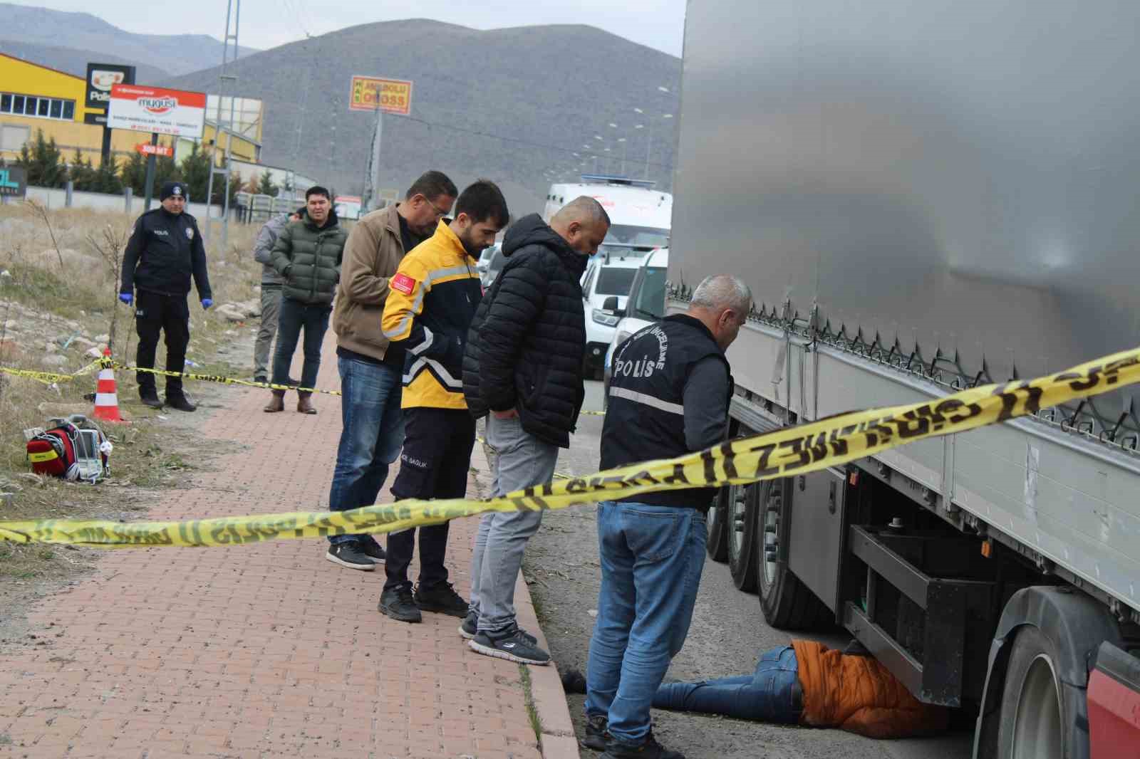Tırın altında ölü bulundu
