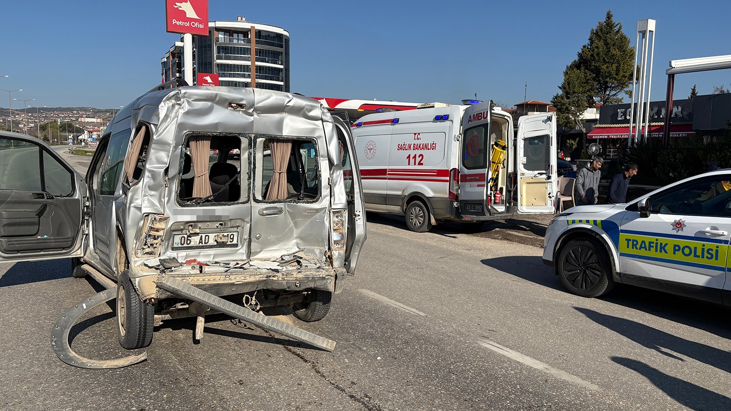 Tırın çarptığı hafif ticari araçta 3 kişi yaralandı
