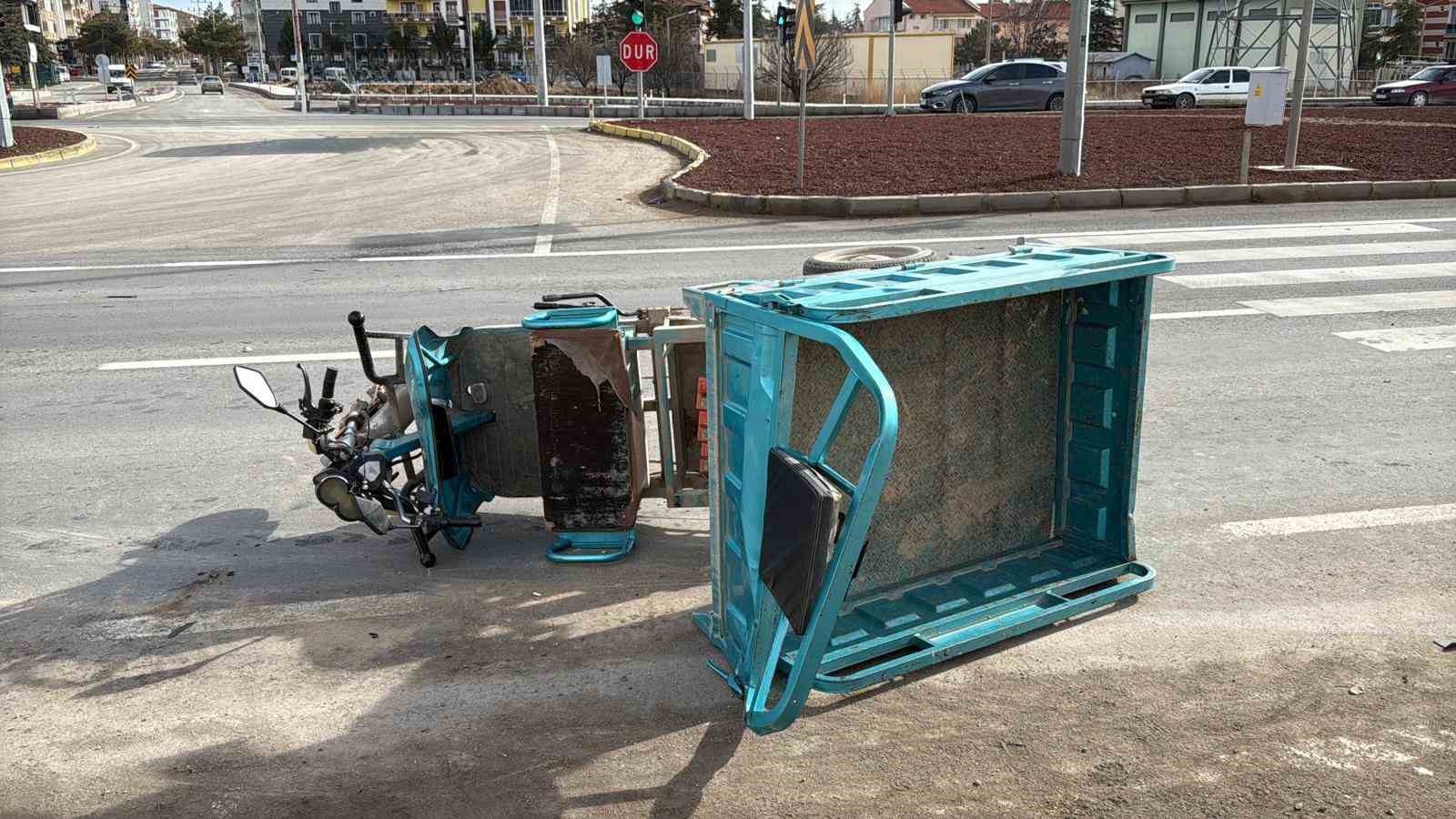 Tırın çarptığı mopette bir kişi öldü, 3 kişi yaralandı
