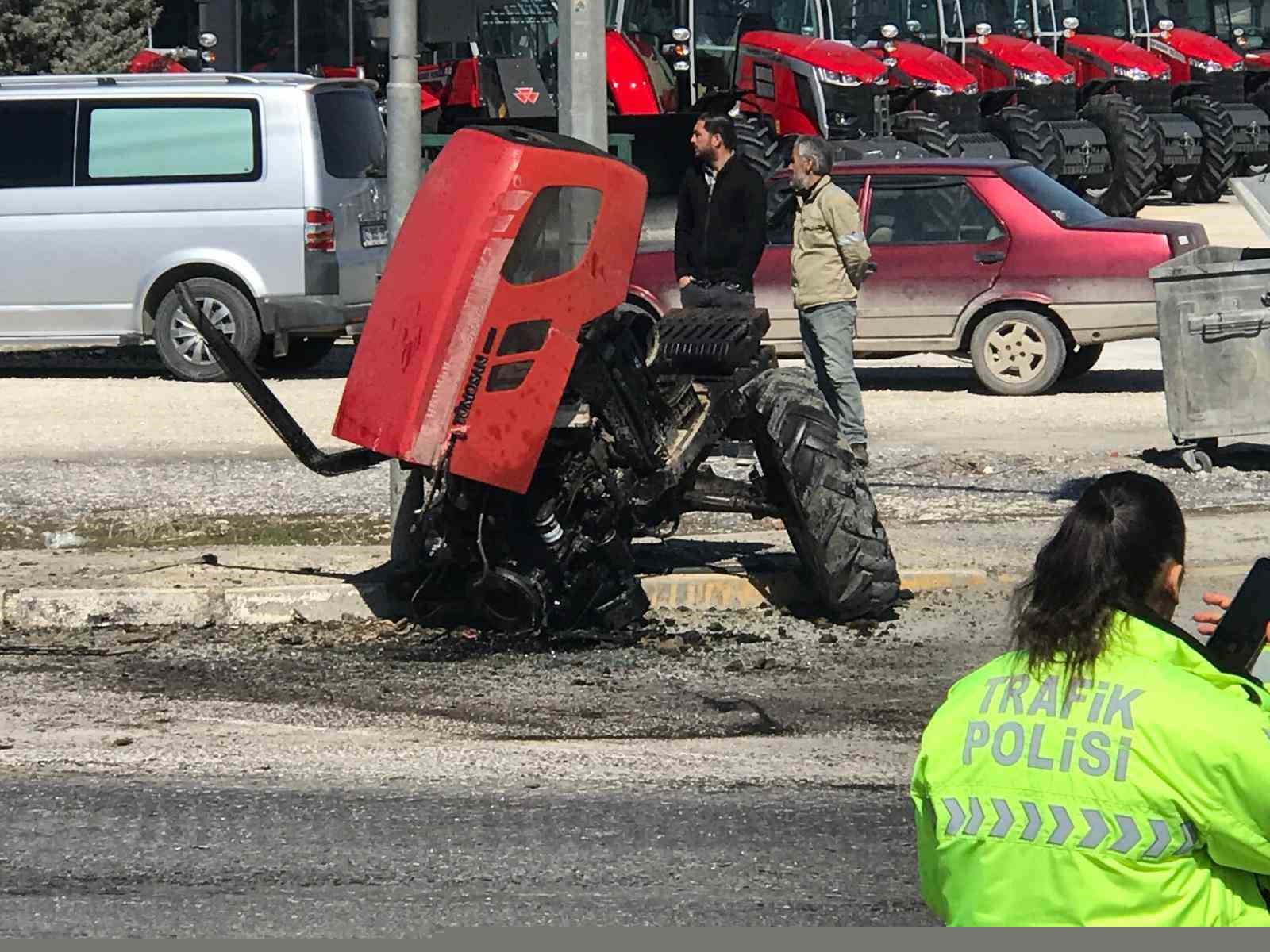 Tırın çarptığı traktör ikiye bölündü, sürücüsü yaralı kurtuldu

