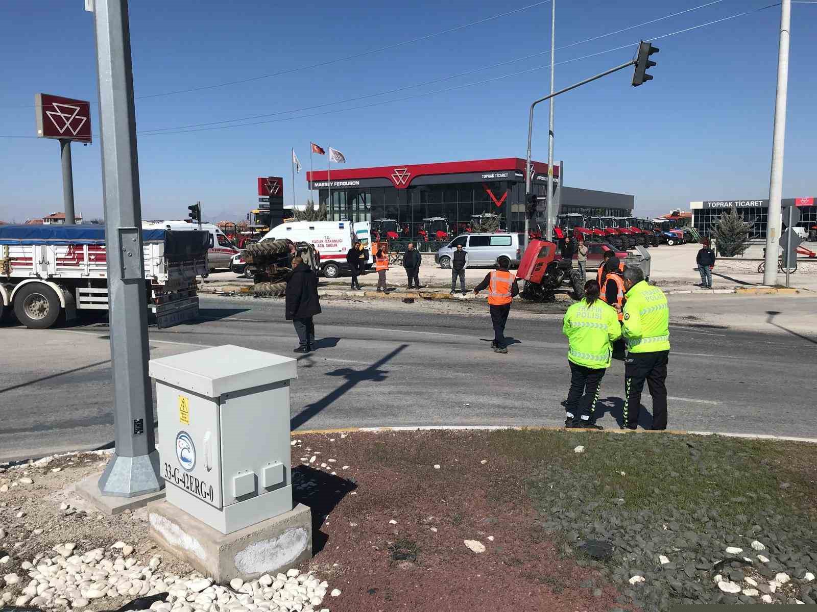 Tırın çarptığı traktör ikiye bölündü, sürücüsü yaralı kurtuldu
