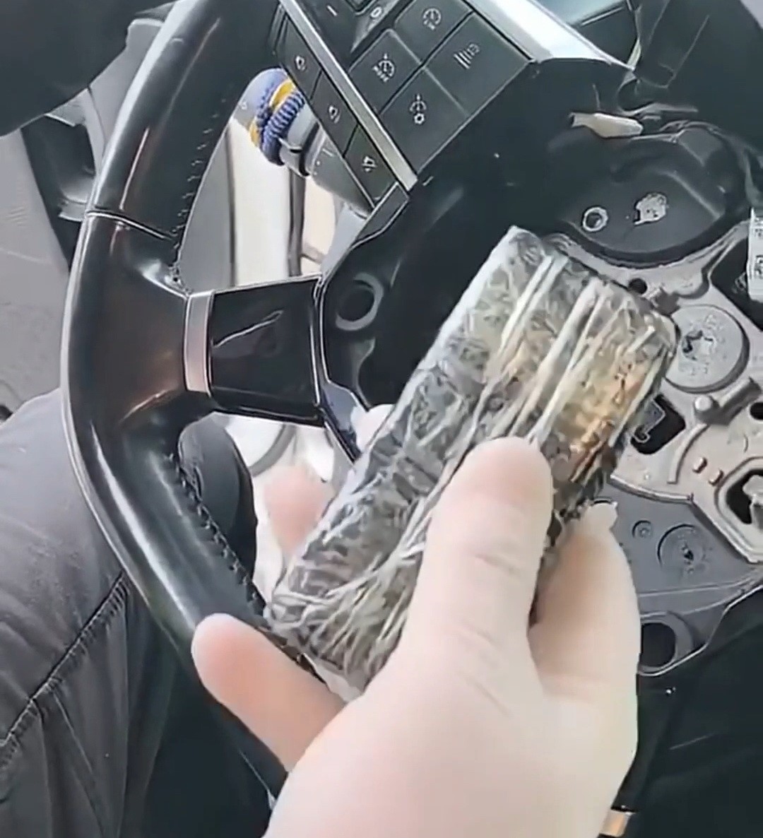 Tırın direksiyonuna gizlenen külçe altın komşuya takıldı
