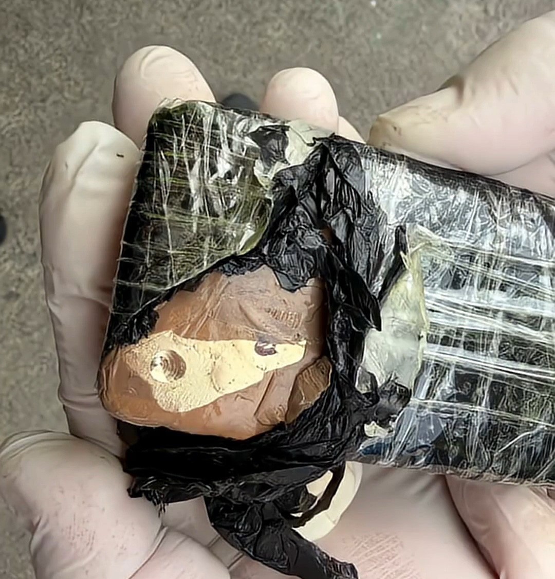 Tırın direksiyonuna gizlenen külçe altın komşuya takıldı
