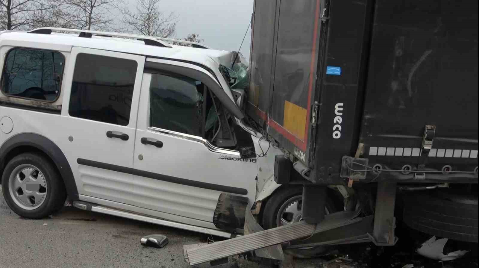 Tırın dorsesine çarpan hafif ticari araç hurdaya döndü: 2 yaralı

