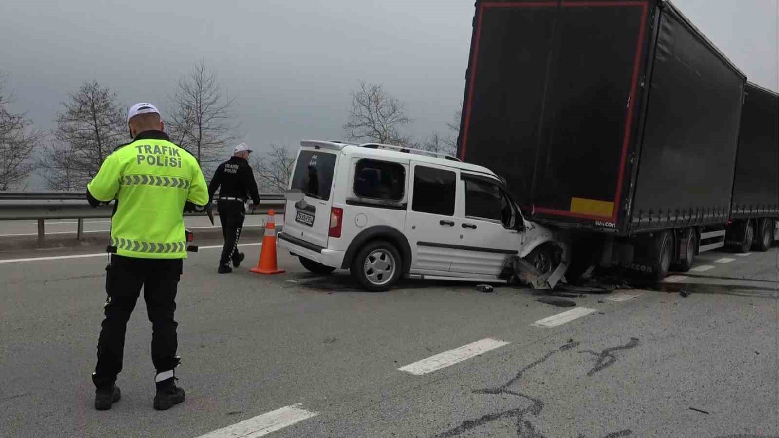 Tırın dorsesine çarpan hafif ticari araç hurdaya döndü: 2 yaralı
