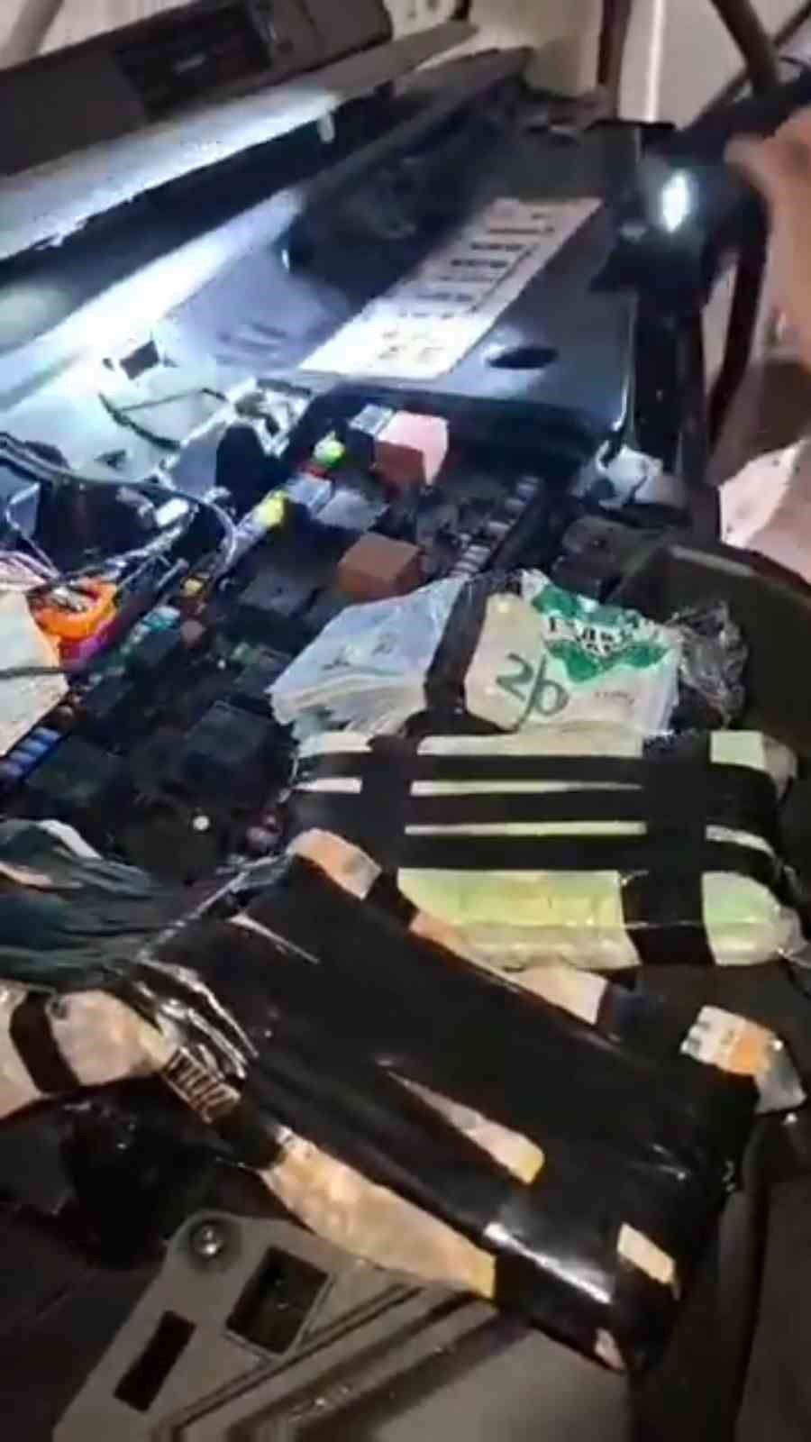 Tırın gösterge paneline gizlenen 101 bin 900 euro komşuya kaldı
