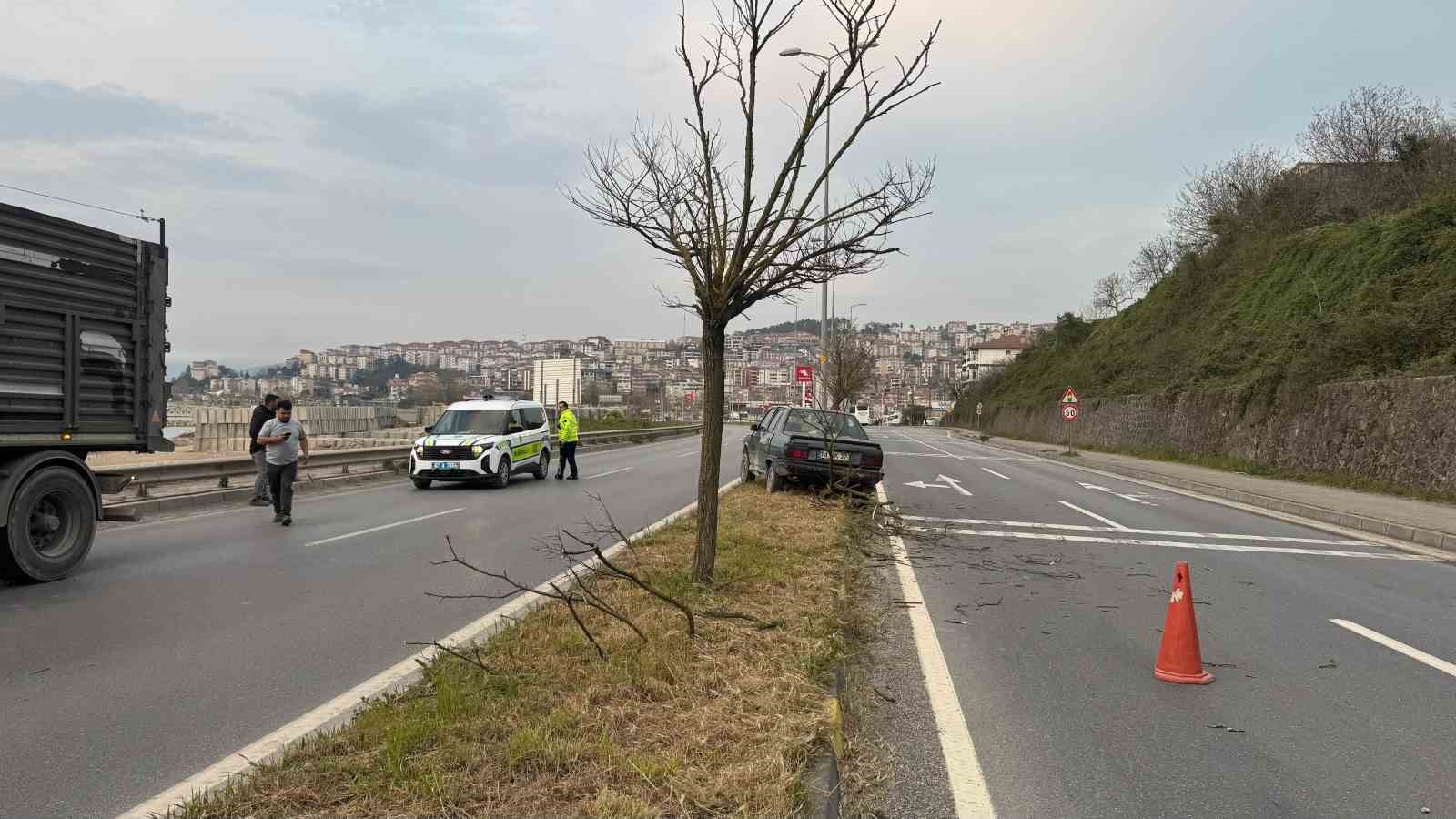 Tırın kör noktasına giren otomobil refüje çıktı
