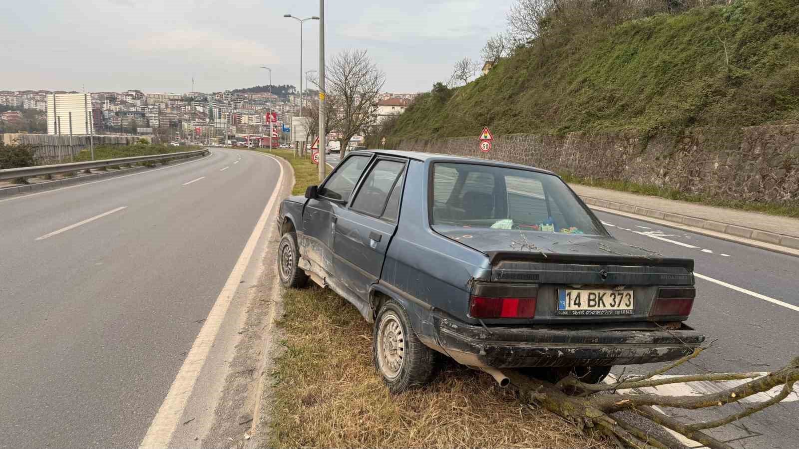 Tırın kör noktasına giren otomobil refüje çıktı
