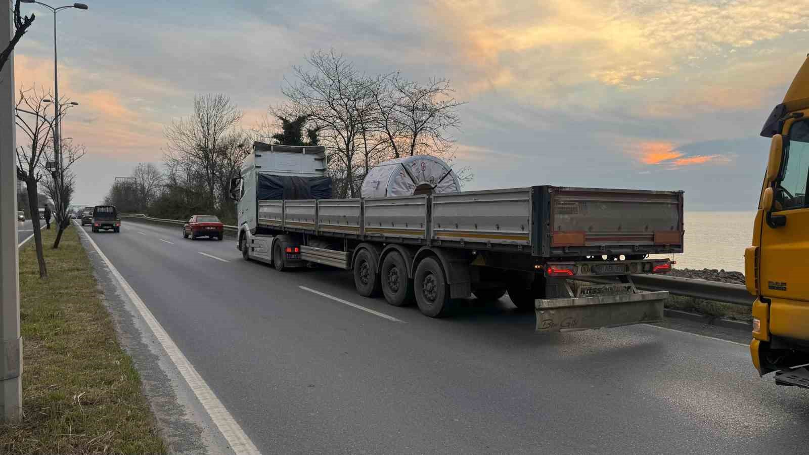 Tırın kör noktasına giren otomobil refüje çıktı
