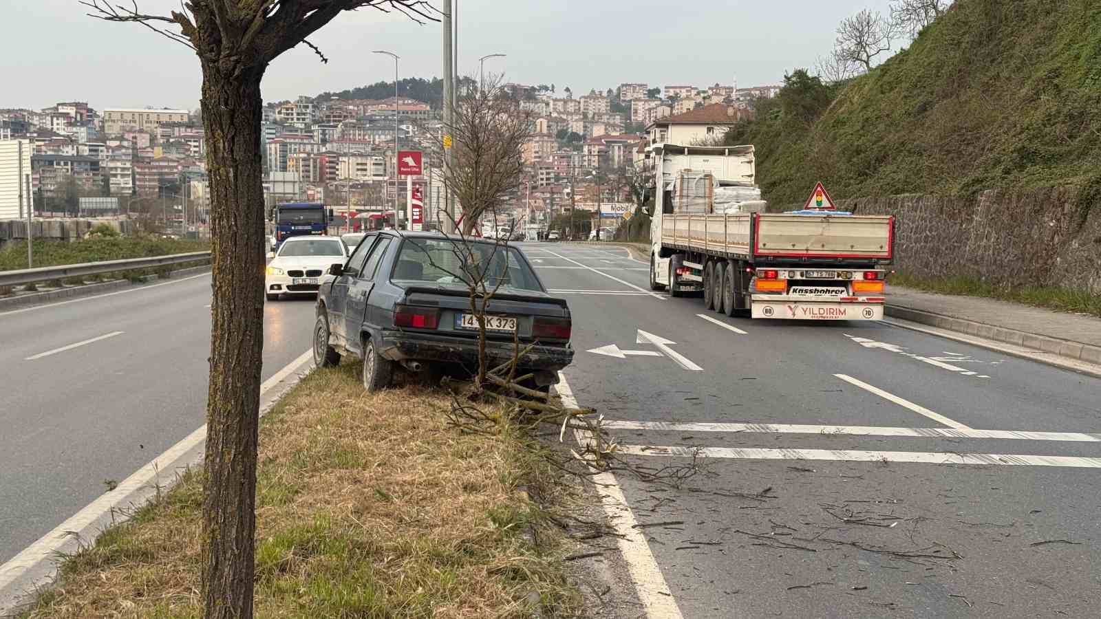 Tırın kör noktasına giren otomobil refüje çıktı
