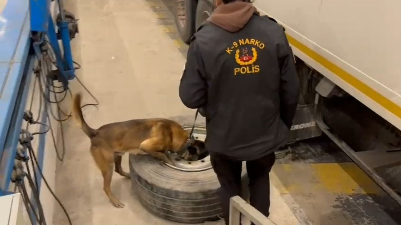 Tırın lastiğinden 22,5 kilogram uyuşturucu çıktı
