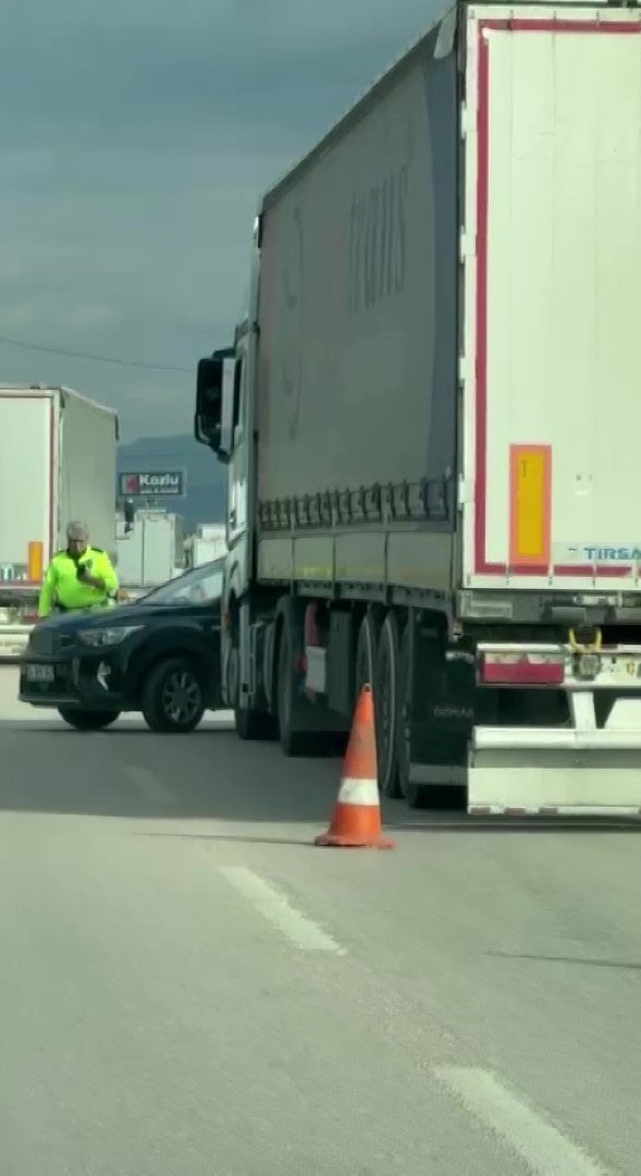 Tırın otomobili önüne katıp sürüklediği kaza kamerada
