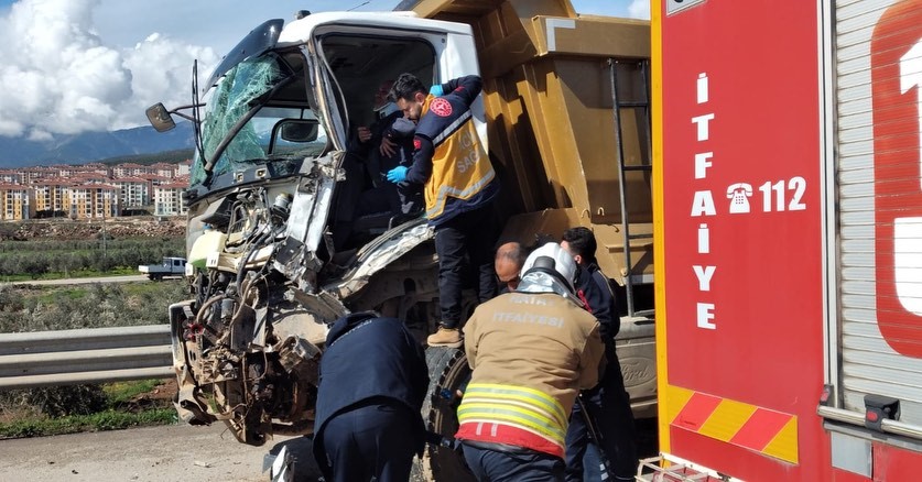 Tırla çarpışan kamyonun sürücüsü yaralandı
