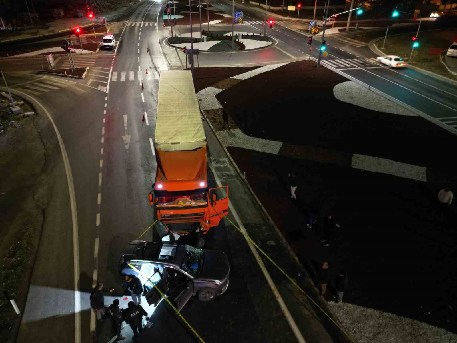 Tırla otomobilin çarpıştığı kazada 7 kişi yaralandı
